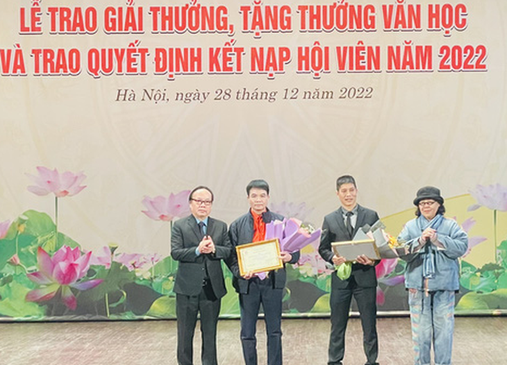 Nhà văn Nguyễn Huy Thiệp được tặng thưởng thành tựu văn học trọn đời - Ảnh 3.