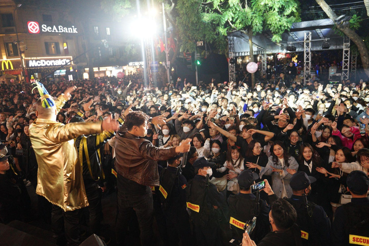 Tóc Tiên, Justatee biểu diễn tại Rockstar Party Âm Thanh Ánh Sáng 3D - Ảnh 7.