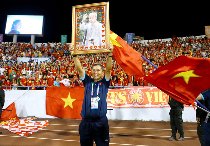 VĐV Nguyễn Thị Oanh và HLV Mai Đức Chung xuất sắc nhất thể thao Việt Nam năm 2022 - Ảnh 3.
