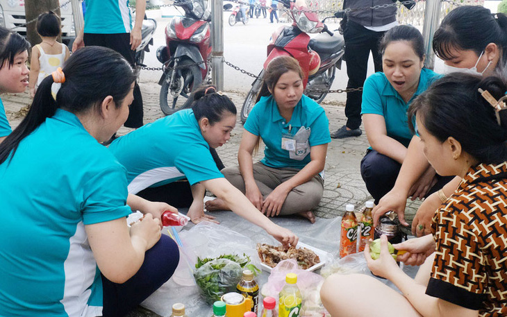 Từ buổi chia tay trên vỉa hè của một nhóm công nhân trẻ