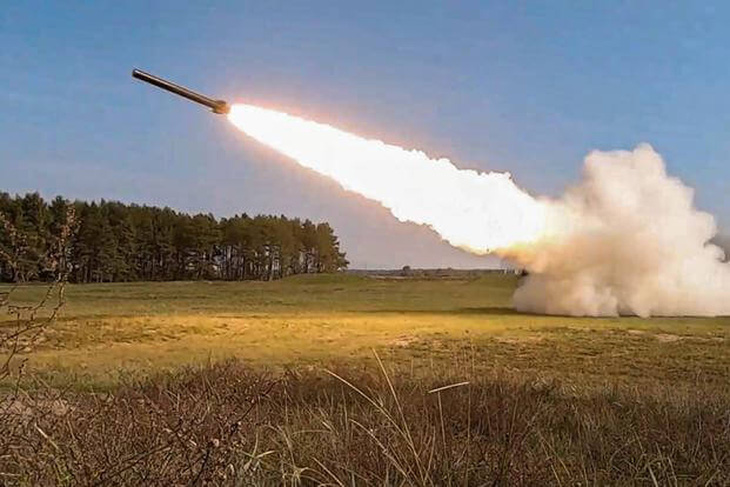 Láng giềng của Nga bỏ số tiền lớn nhất lịch sử mua vũ khí - Ảnh 1.
