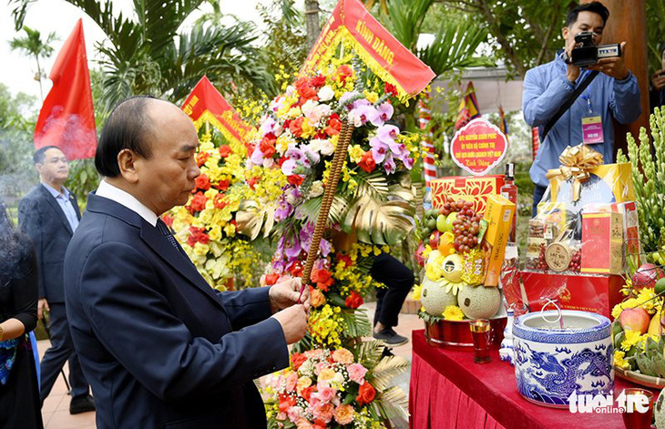 Chủ tịch nước dâng hương tưởng niệm nữ sĩ Hồ Xuân Hương - Ảnh 1.