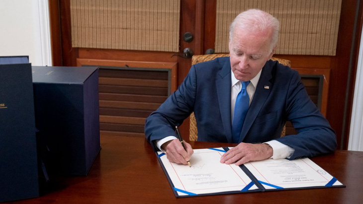 Ông Biden ký dự luật chi tiêu 1.700 tỉ USD, có nội dung liên quan Ukraine, TikTok - Ảnh 1.