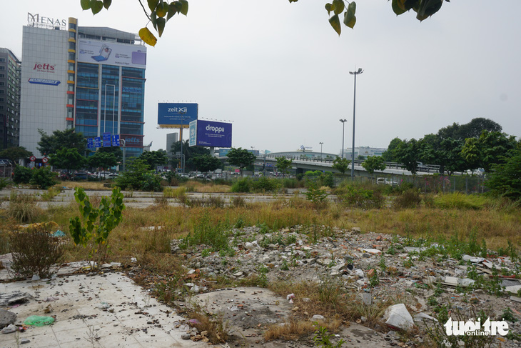Mở bãi tạm cho taxi đậu miễn phí ở sân bay Tân Sơn Nhất - Ảnh 2.