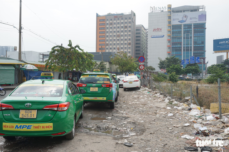 Mở bãi tạm cho taxi đậu miễn phí ở sân bay Tân Sơn Nhất - Ảnh 3.