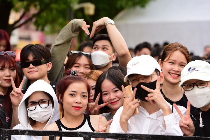 Fan CL xí chỗ từ trưa trên phố đi bộ Nguyễn Huệ để đón giao thừa 2022 - Ảnh 1.