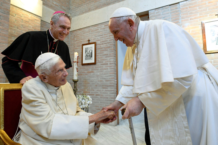 Cựu Giáo hoàng Benedict XVI qua đời - Ảnh 1.