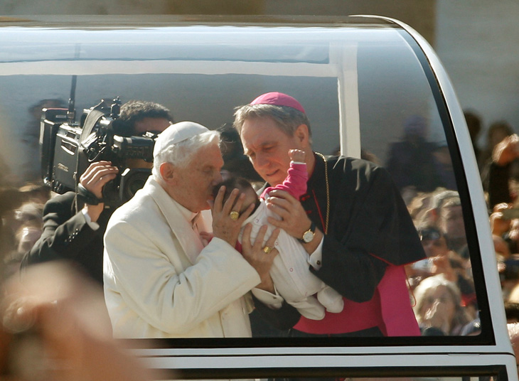 Cựu Giáo hoàng Benedict XVI qua đời - Ảnh 2.