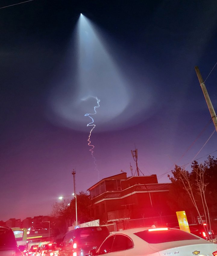 UFO gây hoang mang trên bầu trời Hàn Quốc hóa ra là tên lửa - Ảnh 2.