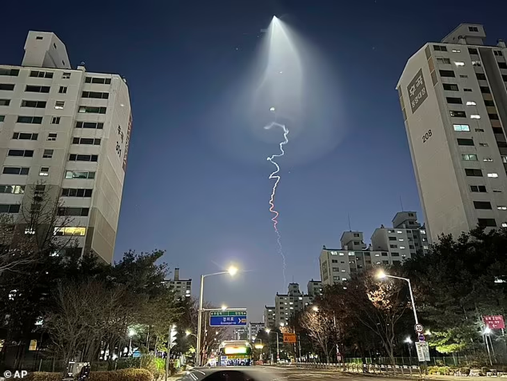UFO gây hoang mang trên bầu trời Hàn Quốc hóa ra là tên lửa - Ảnh 1.