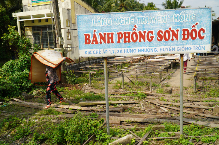 Làng nghề bánh tráng Mỹ Lồng, bánh phồng Sơn Đốc tất bật ngày giáp Tết - Ảnh 6.