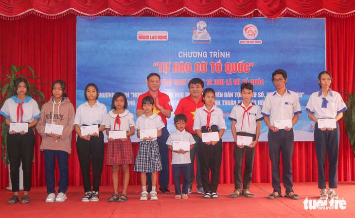 Tặng học bổng cho học sinh, sinh viên khó khăn và cờ Tổ quốc cho ngư dân Ninh Thuận dịp cuối năm - Ảnh 2.