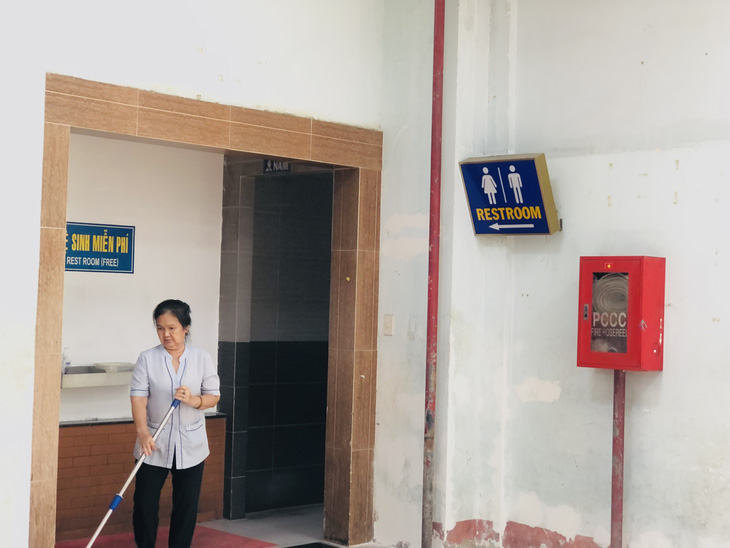 Sau phản ánh của Tuổi Trẻ, nhà vệ sinh tại ga Sài Gòn đã sạch đẹp hơn trước - Ảnh 3.