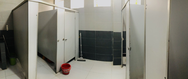 Sau phản ánh của Tuổi Trẻ, nhà vệ sinh tại ga Sài Gòn đã sạch đẹp hơn trước - Ảnh 2.