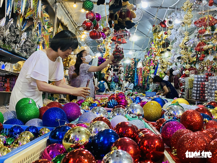 Sài Gòn lúc này, đâu đâu cũng thấy hàng Noel - Ảnh 9.