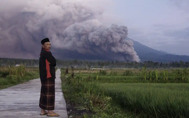 Núi lửa Semeru phun cột khói cao 1,5km, Indonesia kêu gọi dân sơ tán