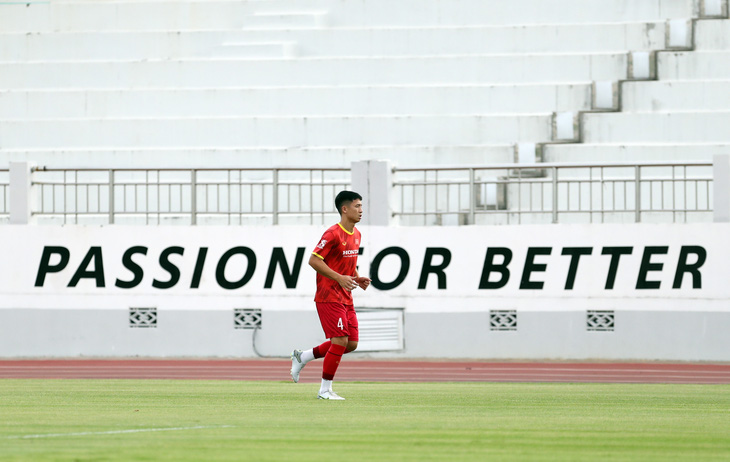 Chuẩn bị cho AFF Cup 2022, trung vệ Bùi Tiến Dũng vẫn phải tập riêng - Ảnh 1.