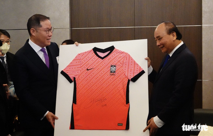 Trước trận gặp Brazil, fan Hàn Quốc tặng áo tiền đạo đội tuyển cho Chủ tịch nước Nguyễn Xuân Phúc - Ảnh 1.