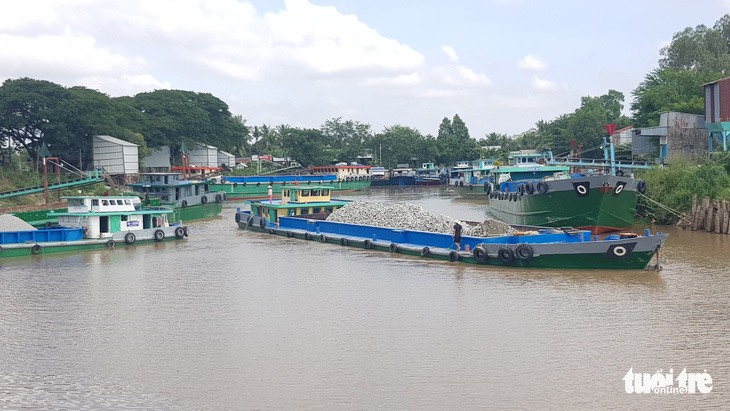 Khan hiếm đá xây dựng, sà lan neo đậu dày đặc hơn 2km chờ lấy hàng - Ảnh 1.