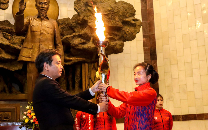 Rước đuốc Đại hội Thể thao toàn quốc 2022 từ Bảo tàng Hồ Chí Minh về tỉnh Quảng Ninh