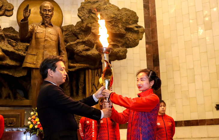 Rước đuốc Đại hội Thể thao toàn quốc 2022 từ Bảo tàng Hồ Chí Minh về tỉnh Quảng Ninh - Ảnh 1.