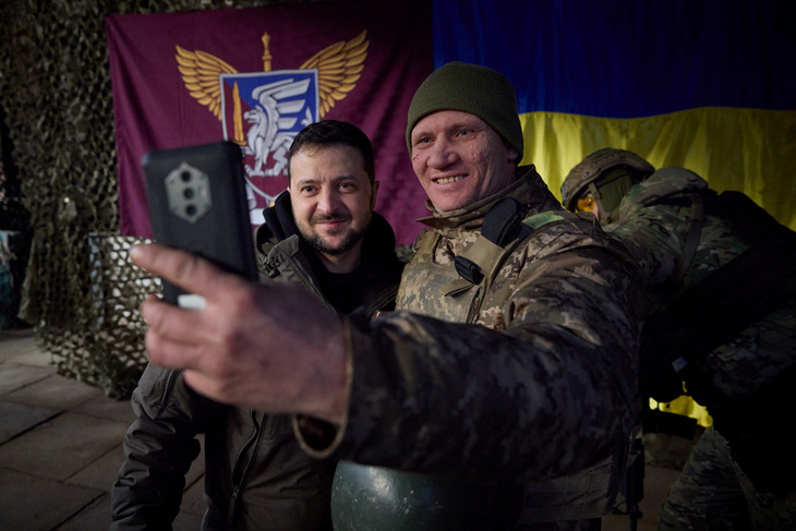 Tổng thống Ukraine Volodymyr Zelensky thăm quân nhân Ukraine tại vùng Donetsk ngày 6-12 - Ảnh: REUTERS