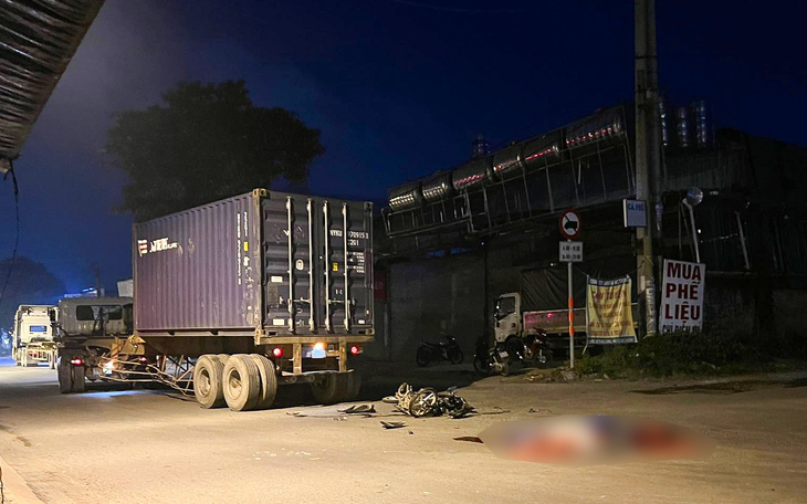 Hai người chết tại chỗ sau va chạm với xe container ở TP Thủ Đức
