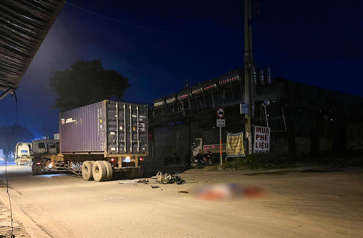 Hai người chết tại chỗ sau va chạm với xe container ở TP Thủ Đức - Ảnh 1.
