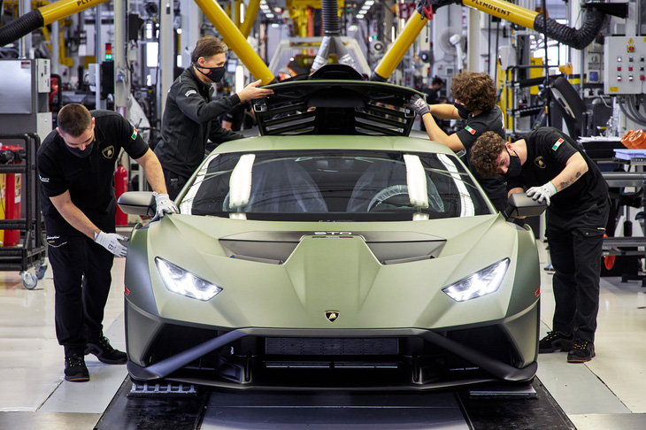 Sếp Lamborghini úp mở làm xe gầm cao cho gia đình để theo kịp trật tự thế giới mới - Ảnh 2.