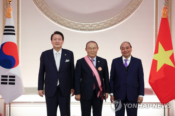 Tổng thống Hàn Quốc trao huân chương ngoại giao cho HLV Park Hang Seo - Ảnh 1.