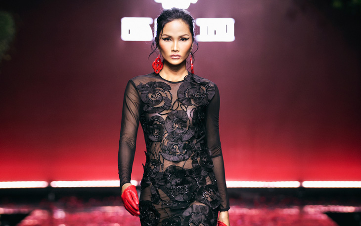 Hoa hậu H’Hen Niê bị nói mặc hở hang, nhà thiết kế đứng ra bảo vệ