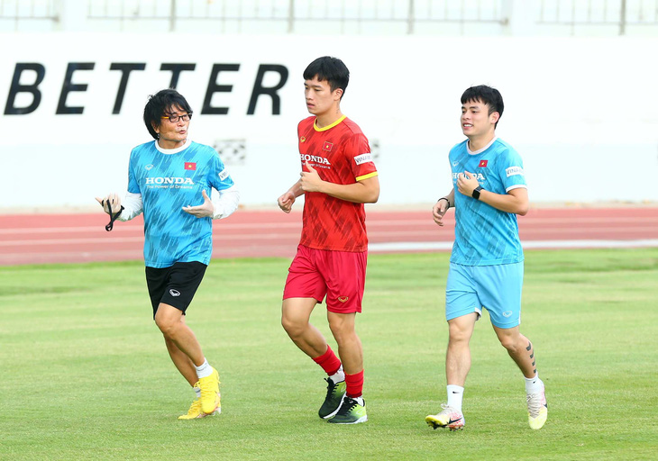 Chuẩn bị cho AFF Cup: Tiền vệ Hoàng Đức phải tập riêng vì đau gối - Ảnh 1.