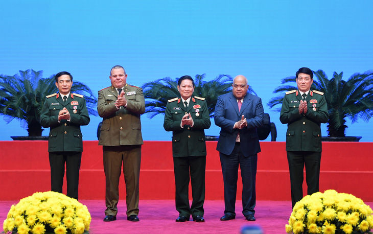 Ba đại tướng Quân đội nhân dân Việt Nam nhận Huân chương Playa Girón của Nhà nước Cuba - Ảnh 1.