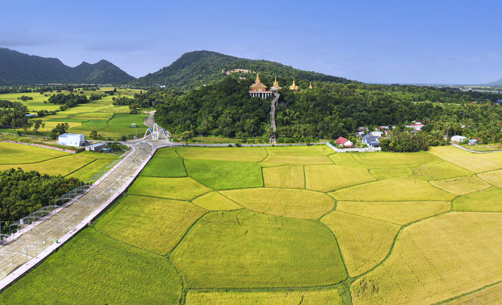 An Giang phát triển du lịch xanh, du lịch tâm linh - Ảnh 2.