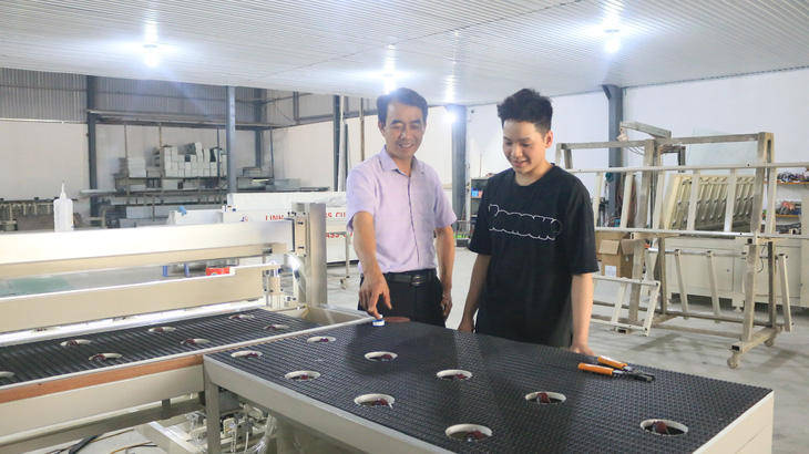 “Kỹ sư làng” sáng chế máy cắt kính bán ngược sang Trung Quốc - Ảnh 1.