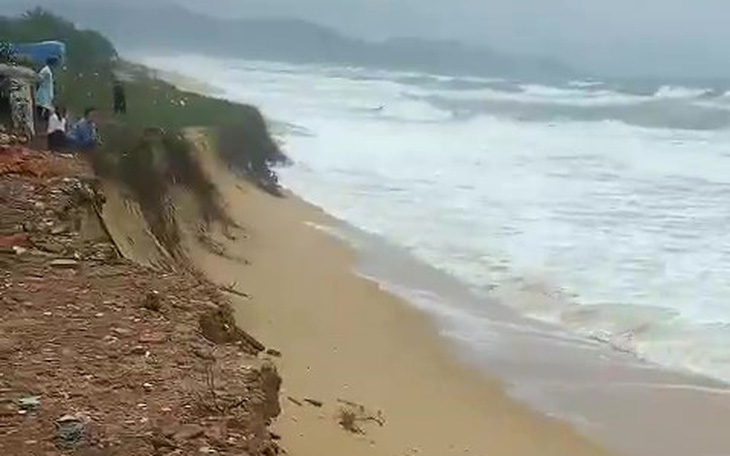 Mưa lớn kèm sóng biển mạnh, 200m đường bờ biển sạt lở uy hiếp nhiều hộ dân