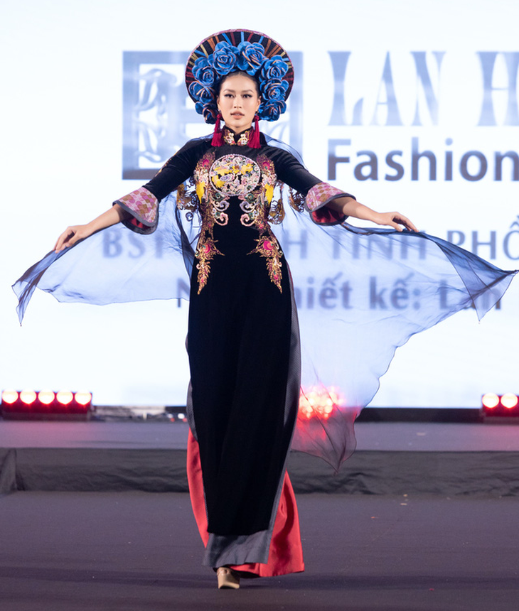 Hoa hậu Thùy Tiên, Bảo Ngọc, Mai Phương, Thiên Ân trình diễn áo dài tại Thái Lan - Ảnh 4.