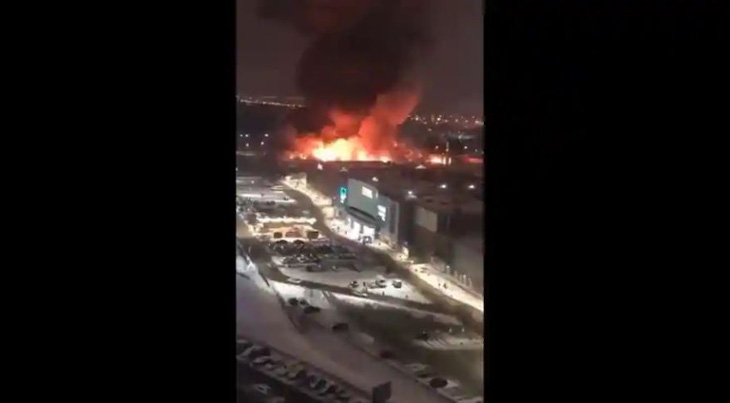 Cháy lớn tại trung tâm mua sắm ở Nga - Ảnh 1.