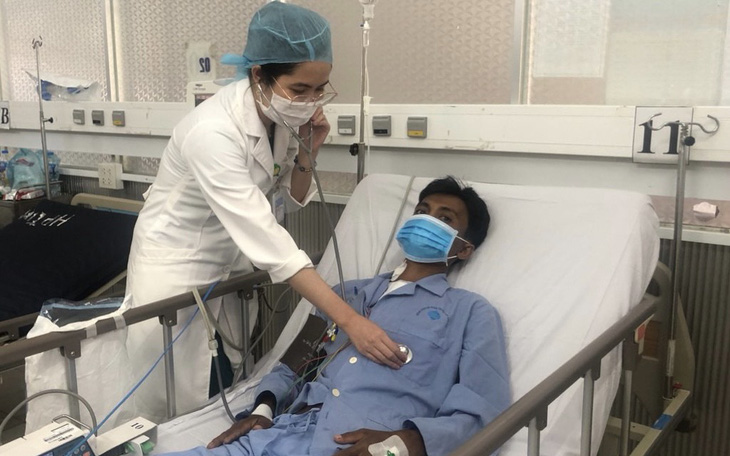 Phẫu thuật lấy khối u tim cho nam bệnh nhân người Campuchia phải ngồi mới thở được