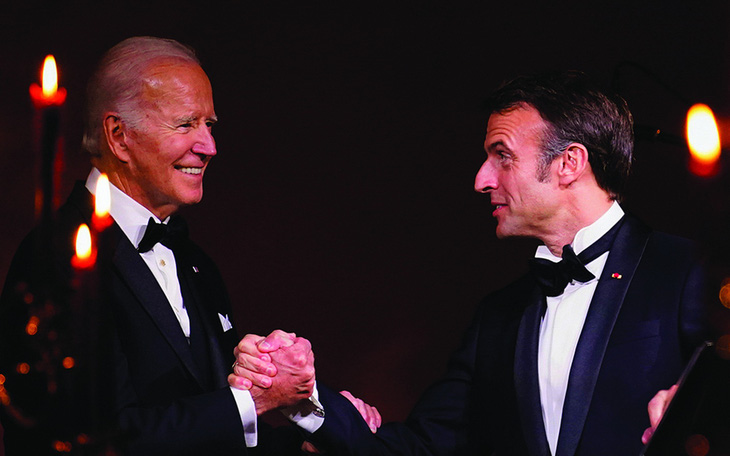 Biden và Macron: Cụng ly rồi cãi cọ