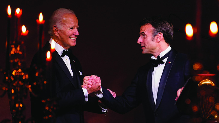 Biden và Macron: Cụng ly rồi cãi cọ - Ảnh 1.