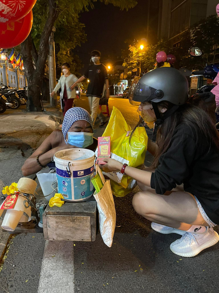 10 năm giao thừa đi tặng quà, lì xì người mưu sinh trên đường phố - Ảnh 3.