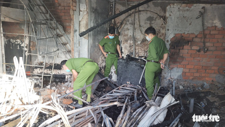 Hỏa hoạn thiêu rụi shop quần áo lúc rạng sáng, thiệt hại hơn 500 triệu đồng - Ảnh 2.