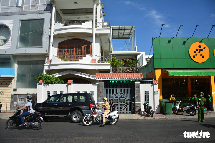 Khám xét nhà riêng các cựu lãnh đạo UBND tỉnh Bình Thuận - Ảnh 1.