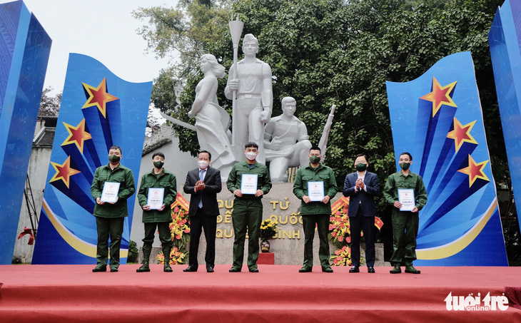 Viết thư tình nguyện nhập ngũ, dâng hương tượng đài Quyết tử để Tổ quốc quyết sinh - Ảnh 1.