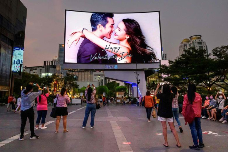 Thái Lan kêu gọi dân đeo khẩu trang khi quan hệ tình dục ngày Lễ tình nhân - Ảnh 1.