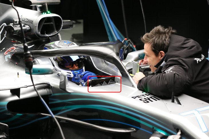 Vì sao xe đua F1 Mercedes có kính chắn gió hình răng cưa? - Ảnh 1.