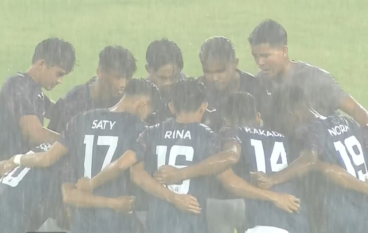 U23 Campuchia đại thắng U23 Brunei trong trận đấu bị hoãn gần 45 phút vì mưa - Ảnh 1.