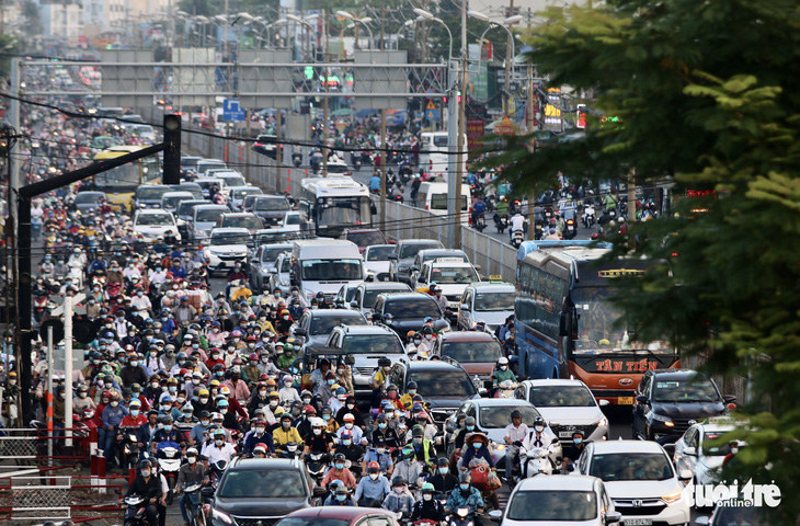 TP.HCM: Học sinh, sinh viên đi học, lại đông như bình thường cũ - Ảnh 1.