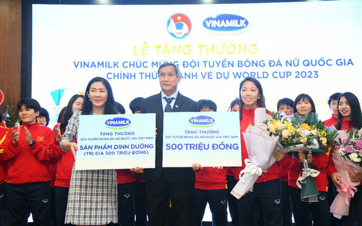 Vinamilk trao thưởng, mừng thành tích các cô gái ‘kim cương’ của bóng đá Việt Nam